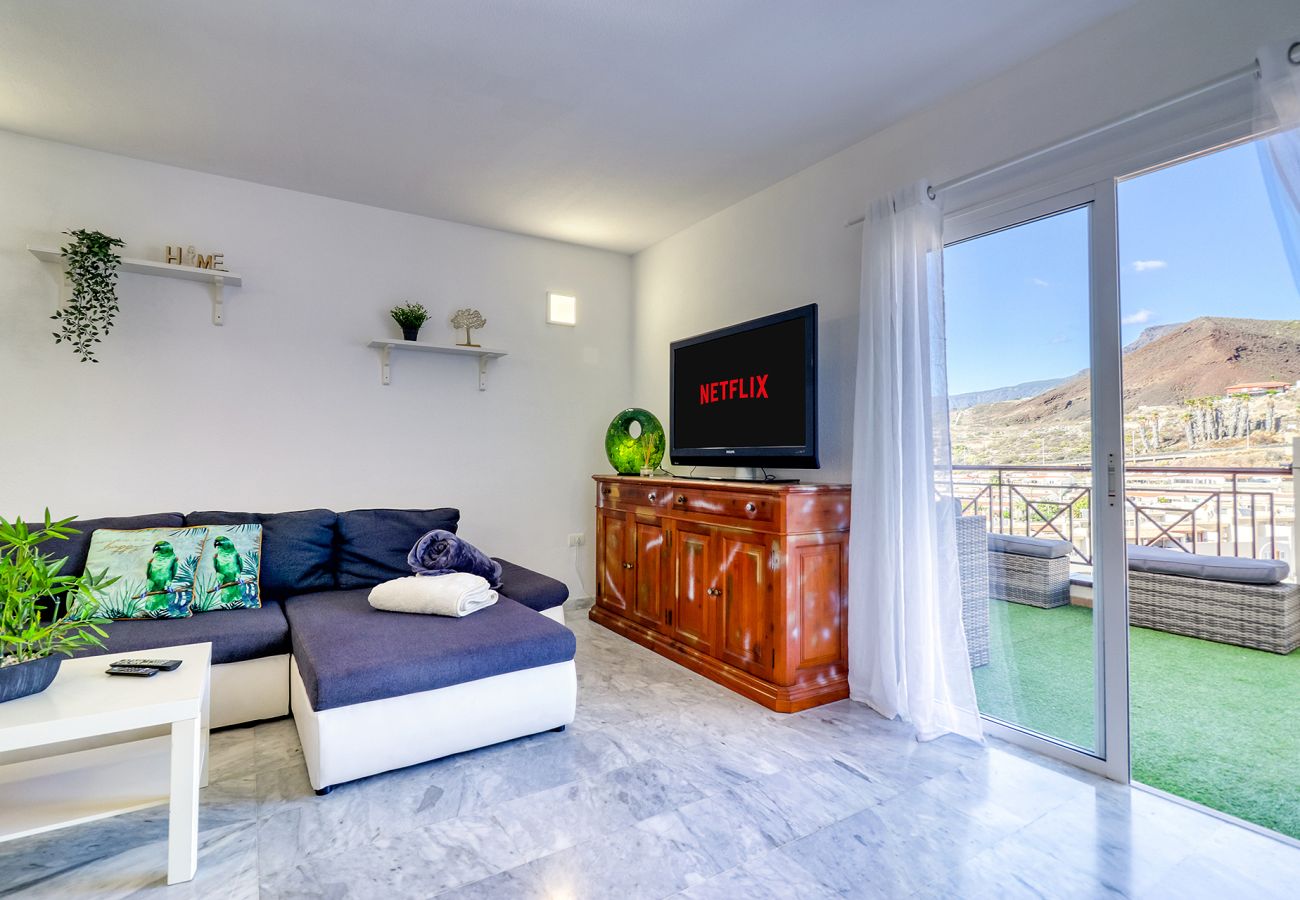 Ferienwohnung in Arona - Helles Penthouse auf zwei Etagen mit Whirlpool und großer Außenterrasse.