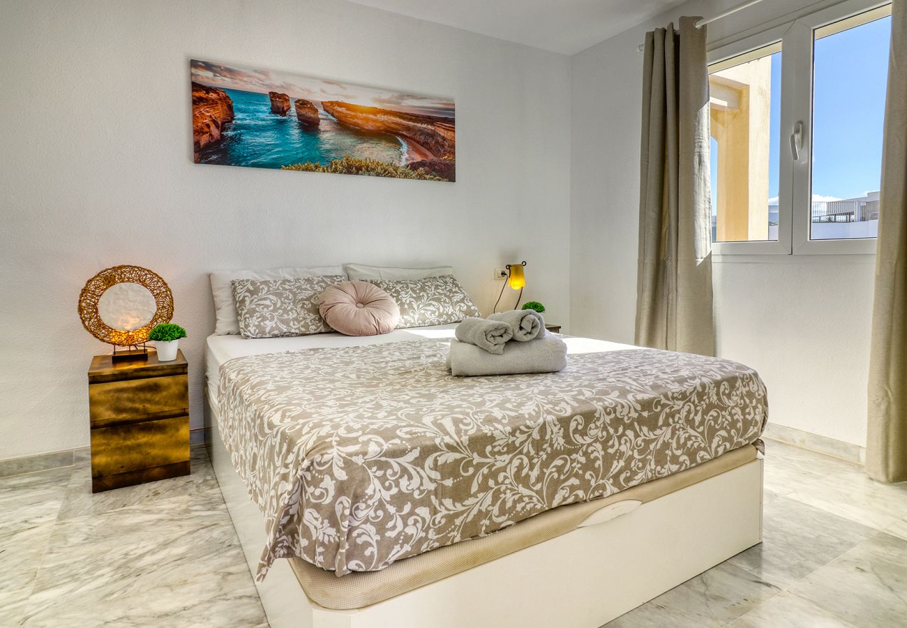 Ferienwohnung in Arona - Helles Penthouse auf zwei Etagen mit Whirlpool und großer Außenterrasse.