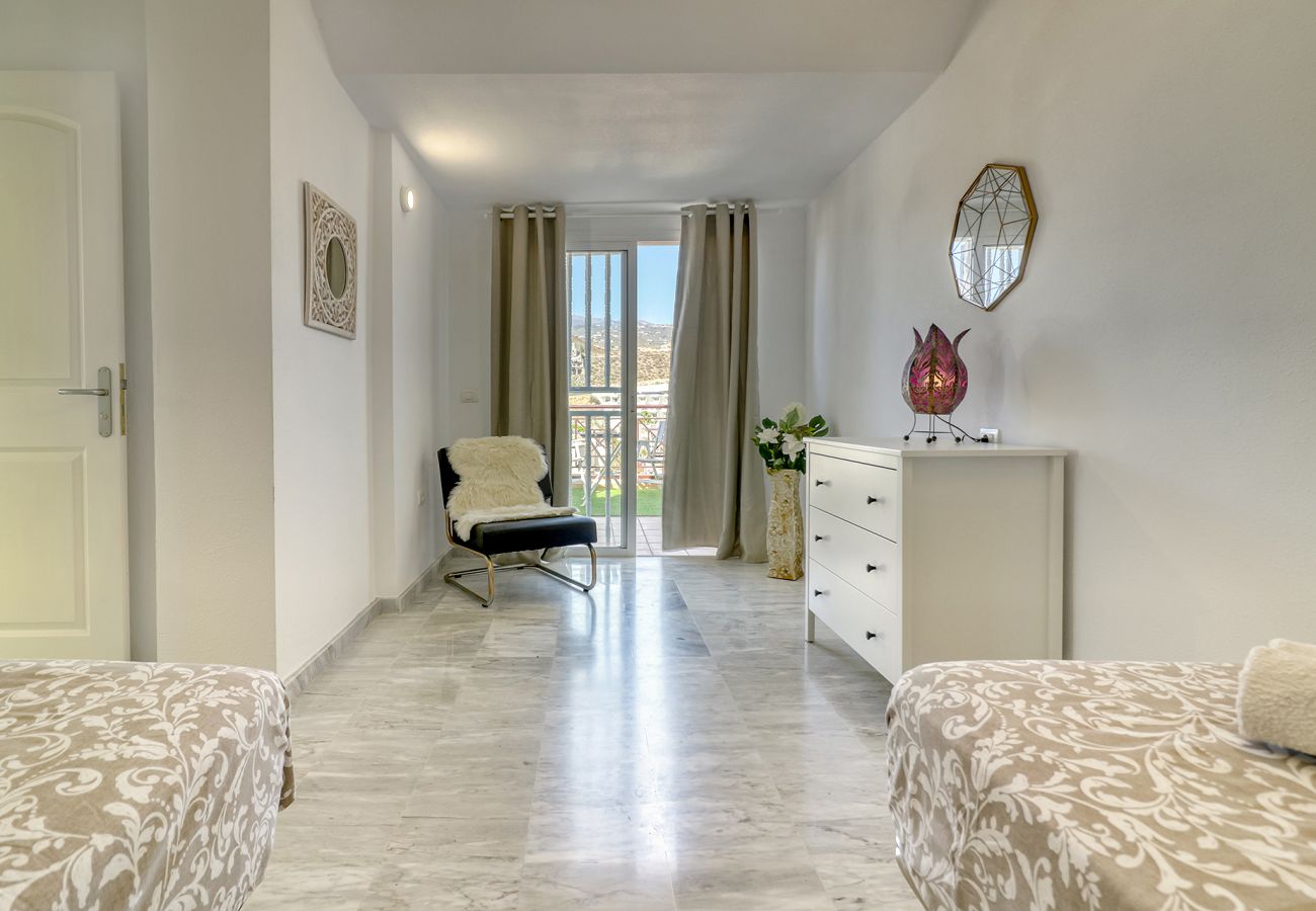 Ferienwohnung in Arona - Helles Penthouse auf zwei Etagen mit Whirlpool und großer Außenterrasse.