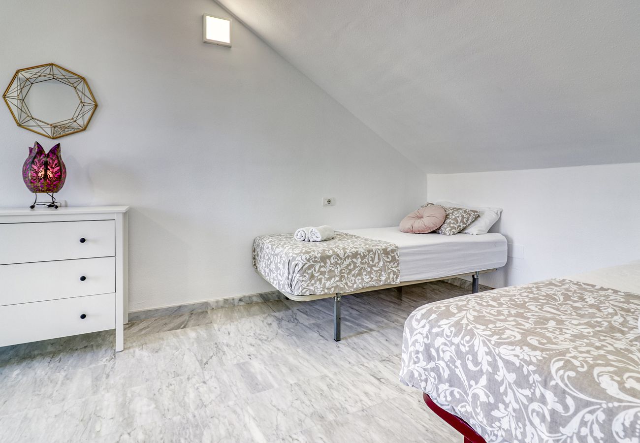 Ferienwohnung in Arona - Helles Penthouse auf zwei Etagen mit Whirlpool und großer Außenterrasse.